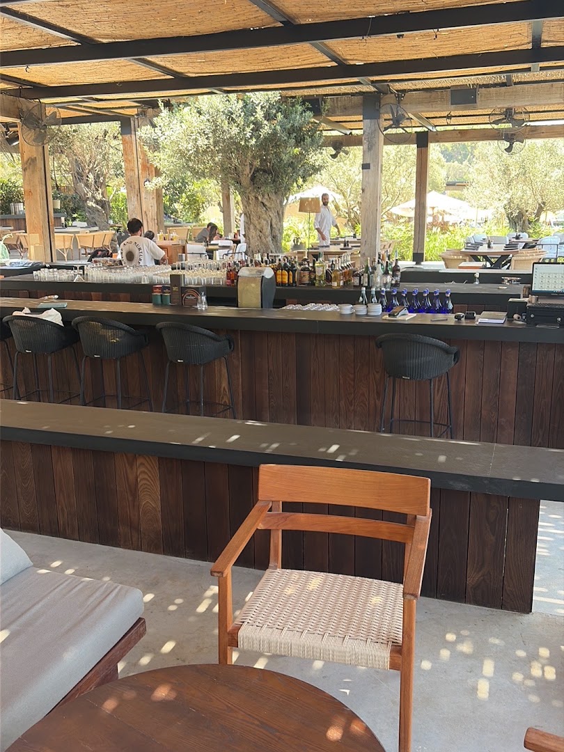 The Casa Cala: inviting and professional hotel bar