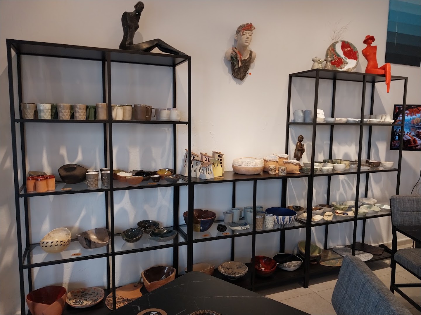 Yalika Concept Store: clear display of shop products