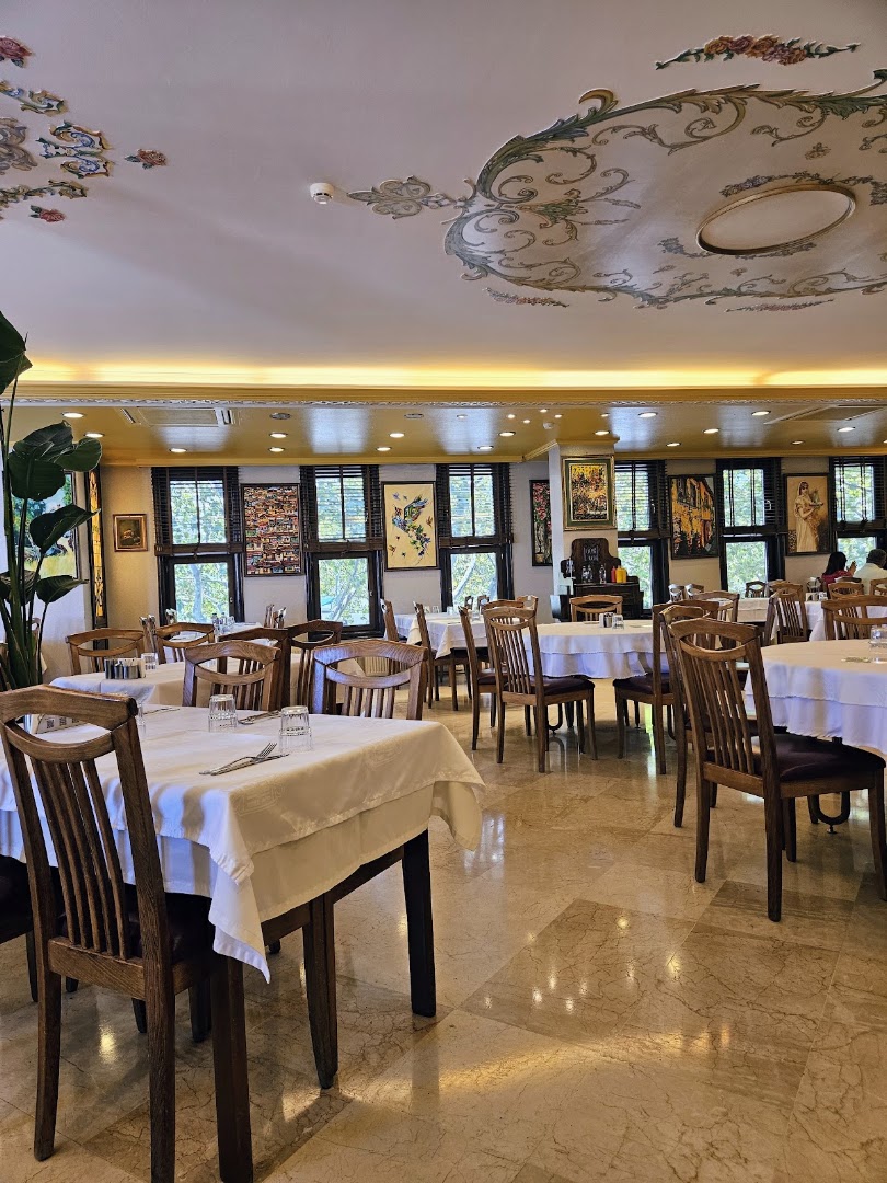 Çiçek Izgara: clear, inviting restaurant interior shot