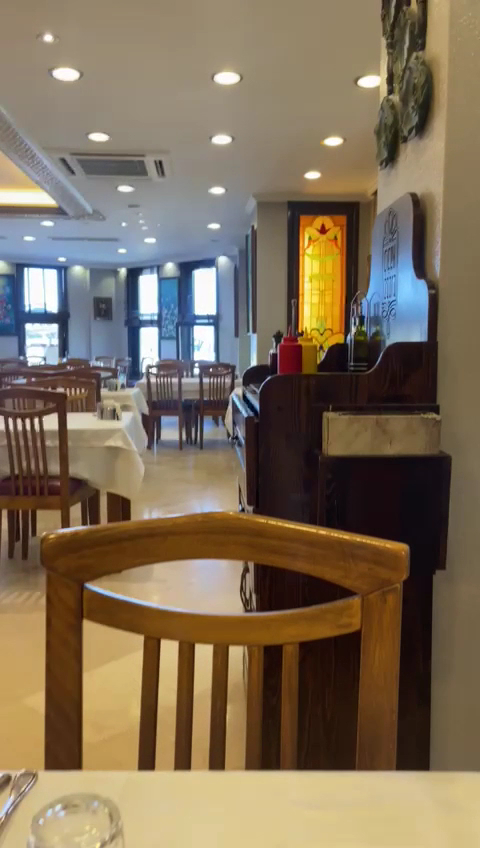 Çiçek Izgara: clear view of restaurant interior