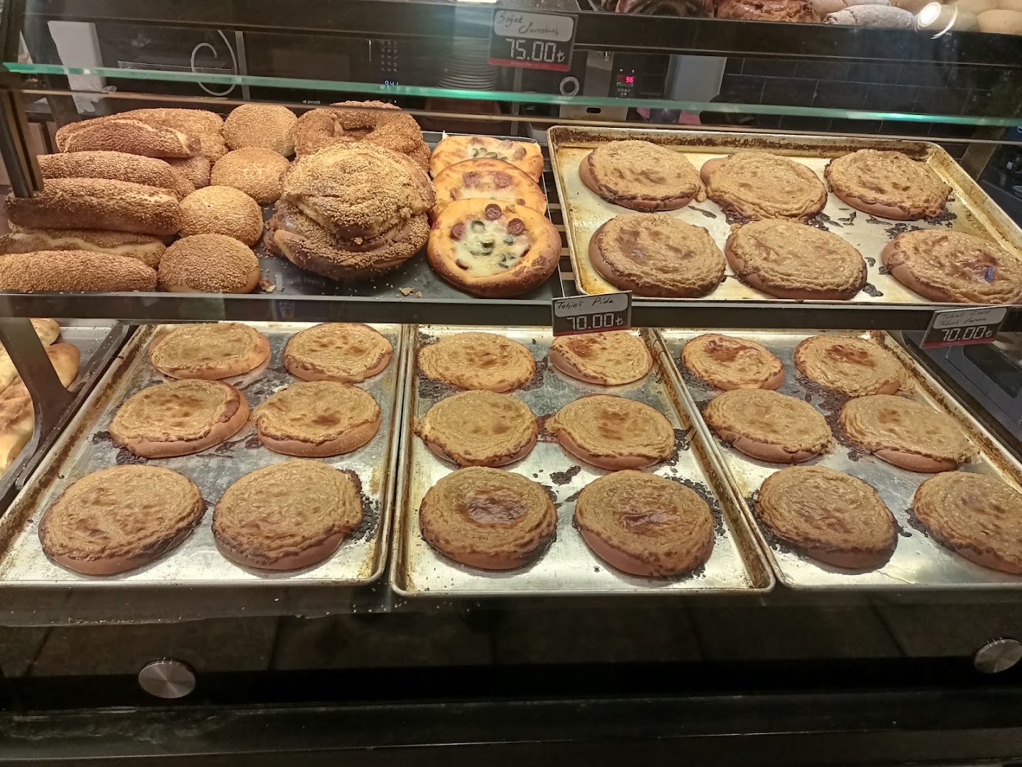 Kırmızı Fırın: clear display of fresh products