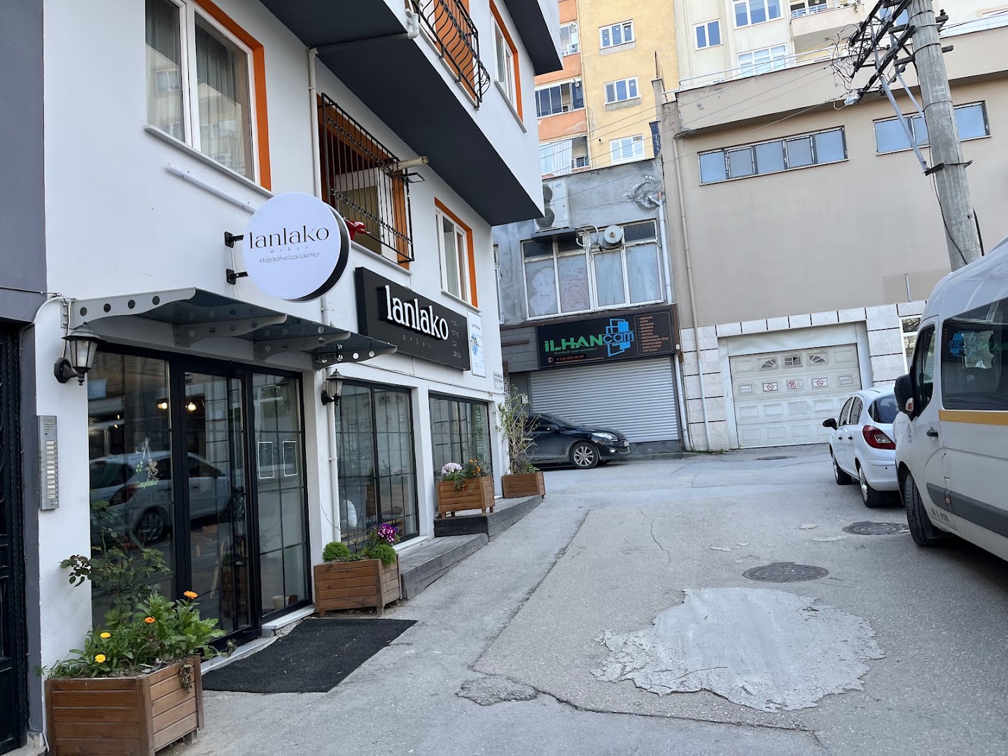 Lanlako Kitap ve Kahve: clear exterior view of venue