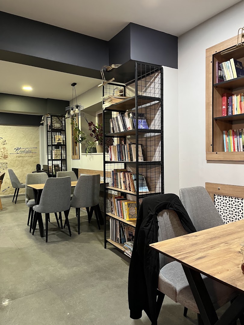 Lanlako Kitap ve Kahve: clear, inviting interior atmosphere