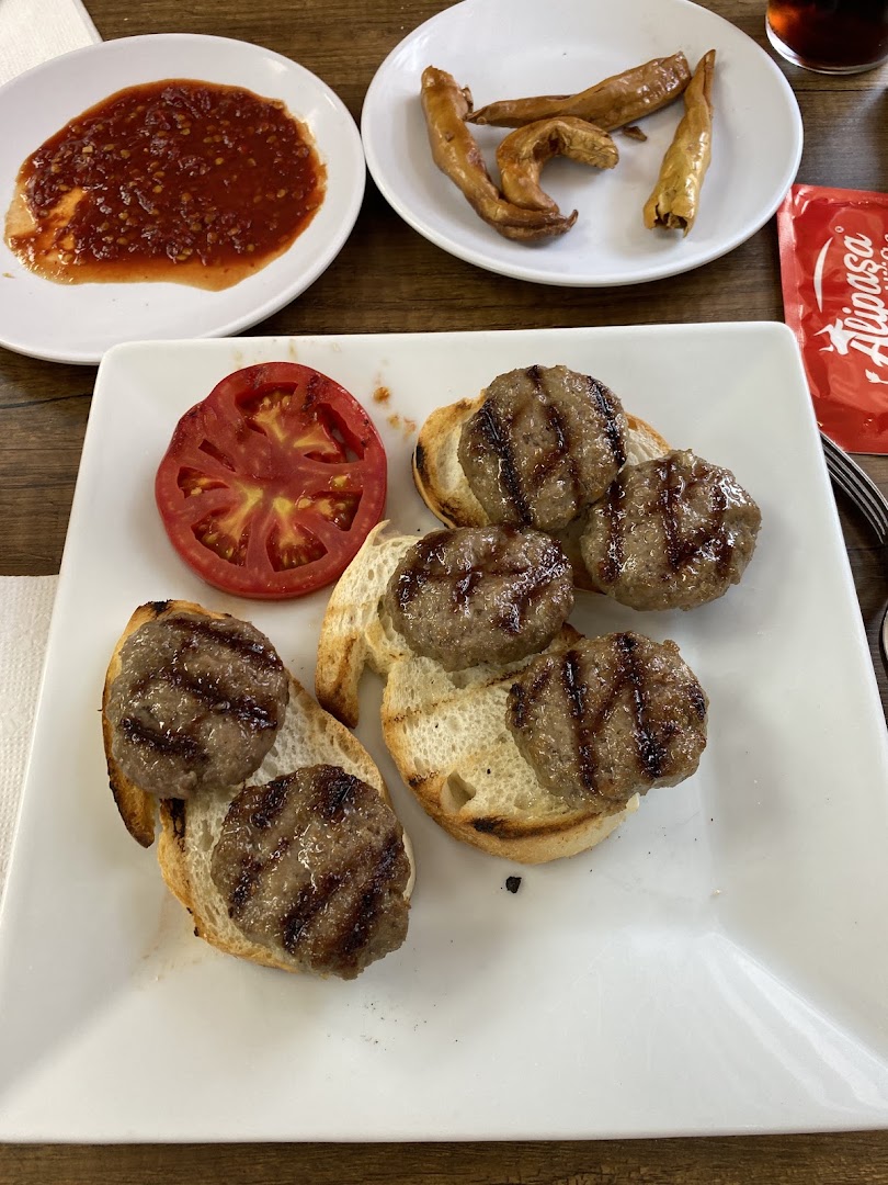 Alipaşa Köfte: appetizing photo of restaurant food