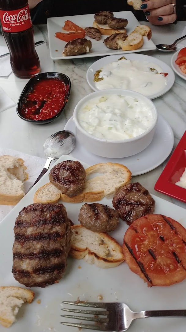 Alipaşa Köfte: appetizing photo of restaurant food