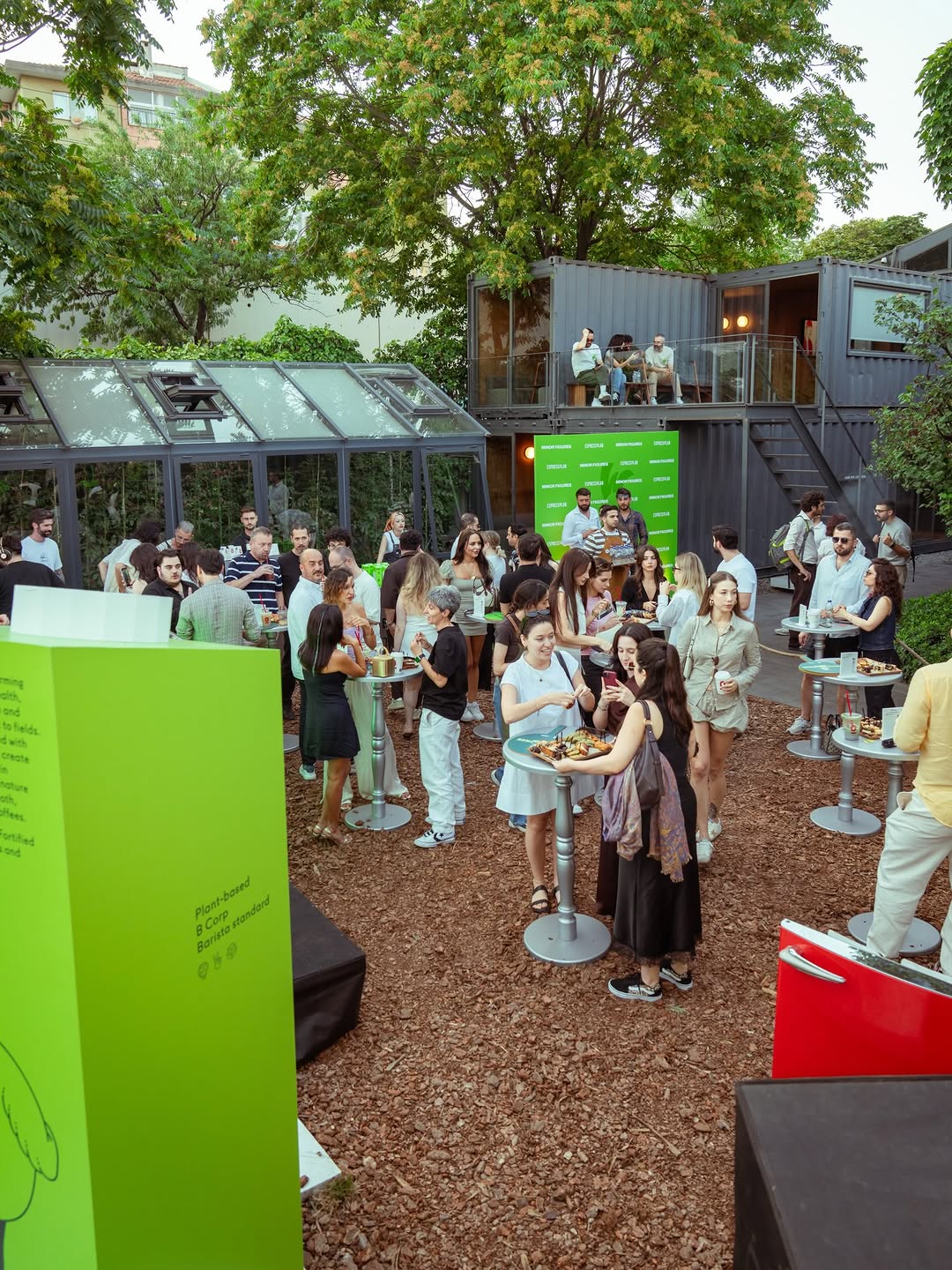 Espressolab: vibrant venue atmosphere