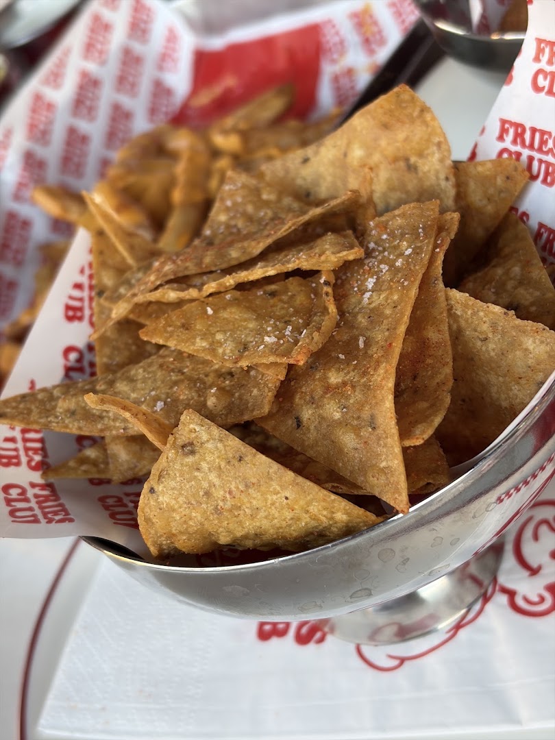 Fries Club: appetizing photo of bar food