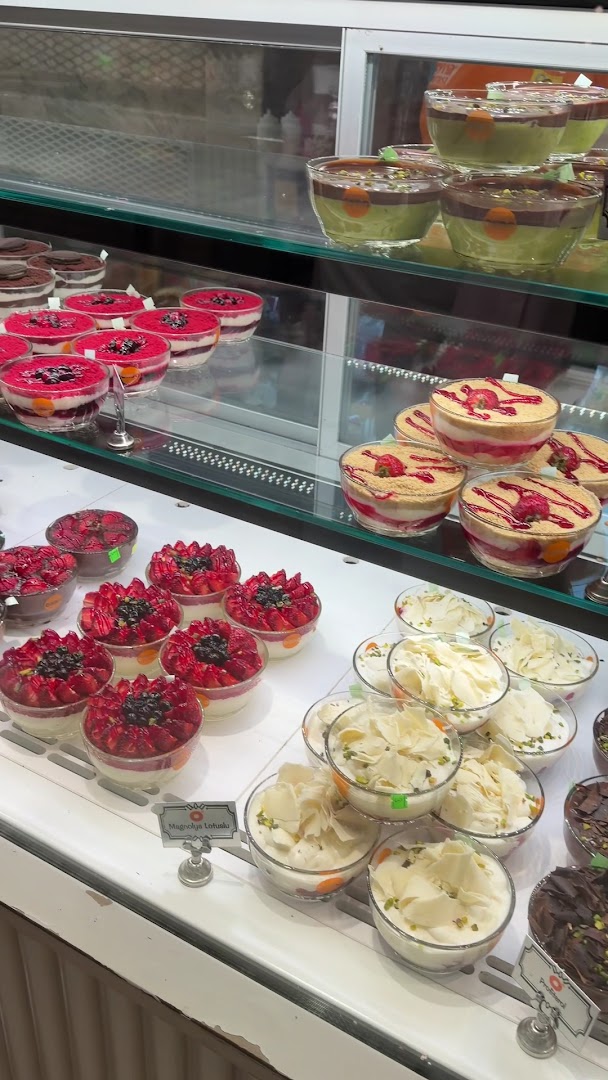 ONDO Karaağaç: appetizing display of fresh desserts