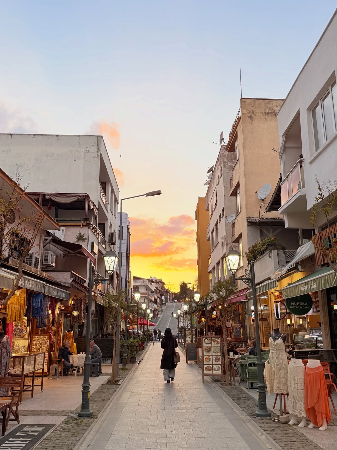 Tat Restaurant: beautiful atmospheric street view