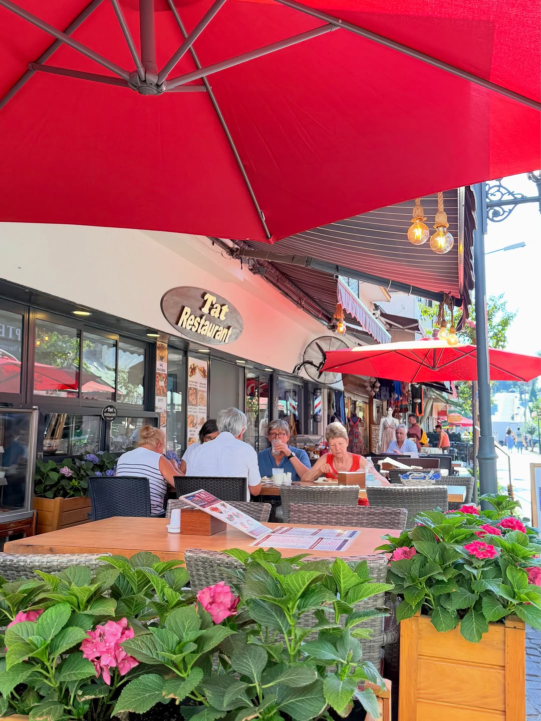 Tat Restaurant: inviting outdoor dining atmosphere