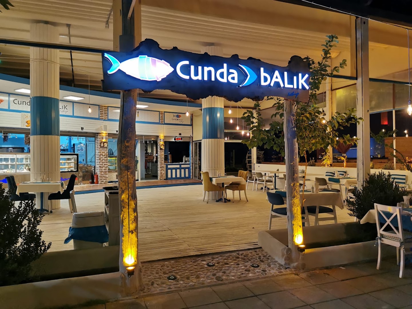 Cunda Balık: clear, inviting view of restaurant