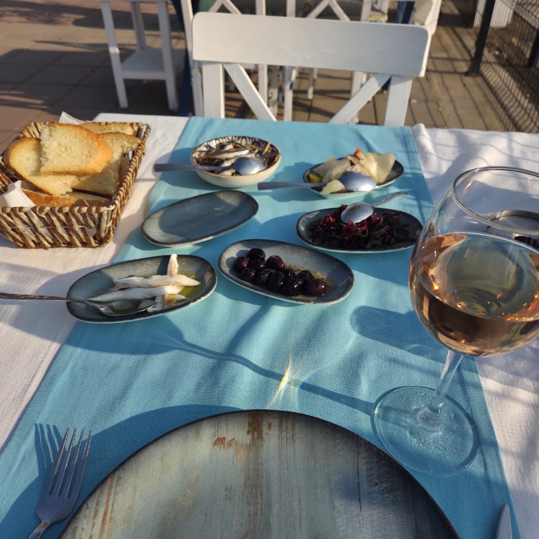 Cunda Balık: appetizing restaurant table setting