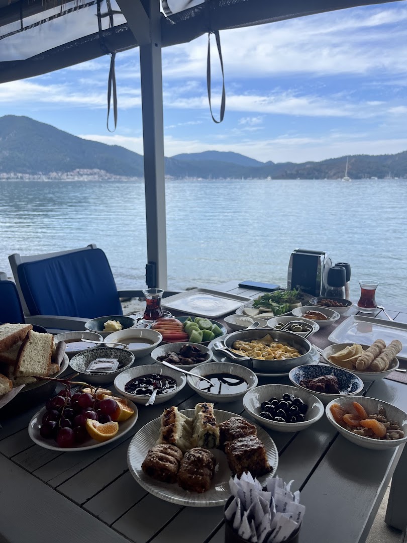 Denizatı Restaurant: appetizing breakfast with beautiful view