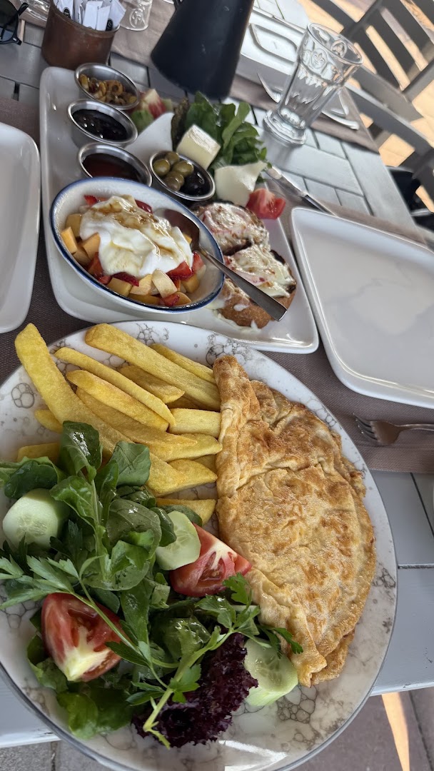 Denizatı Restaurant: appetizing photo of restaurant breakfast