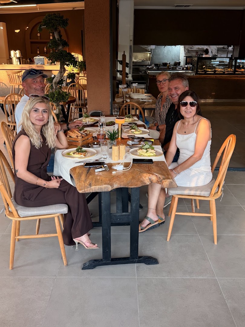 Gitta Gastro Meyhane: clear photo of happy guests