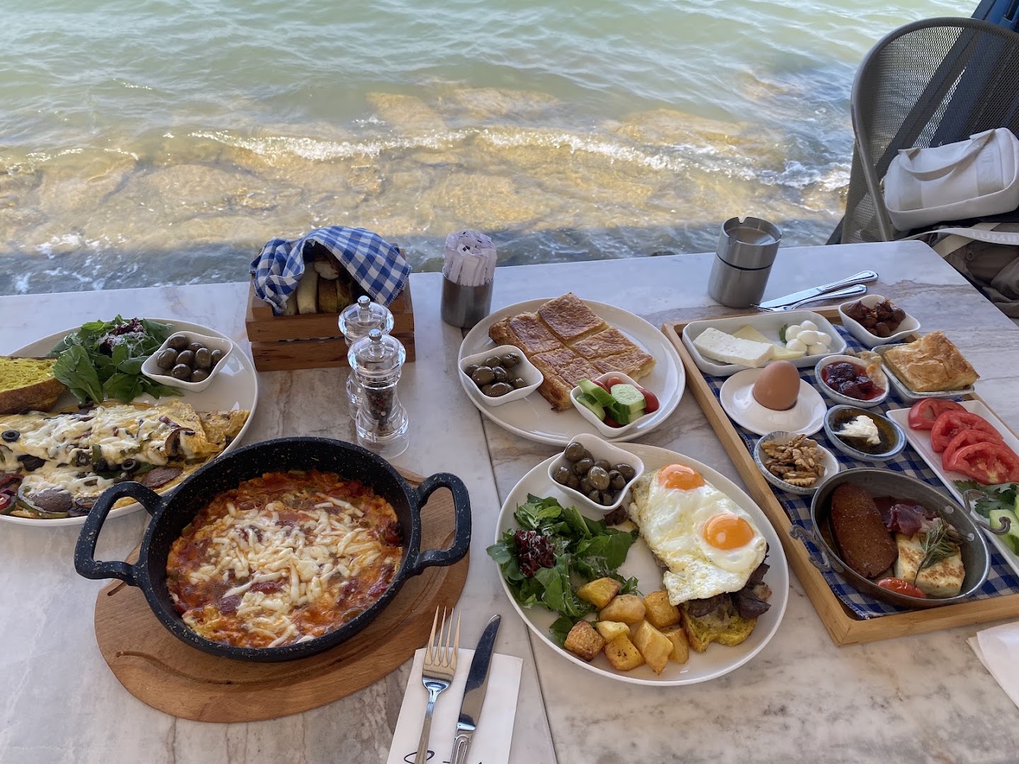 Santeli: appetizing breakfast with scenic view