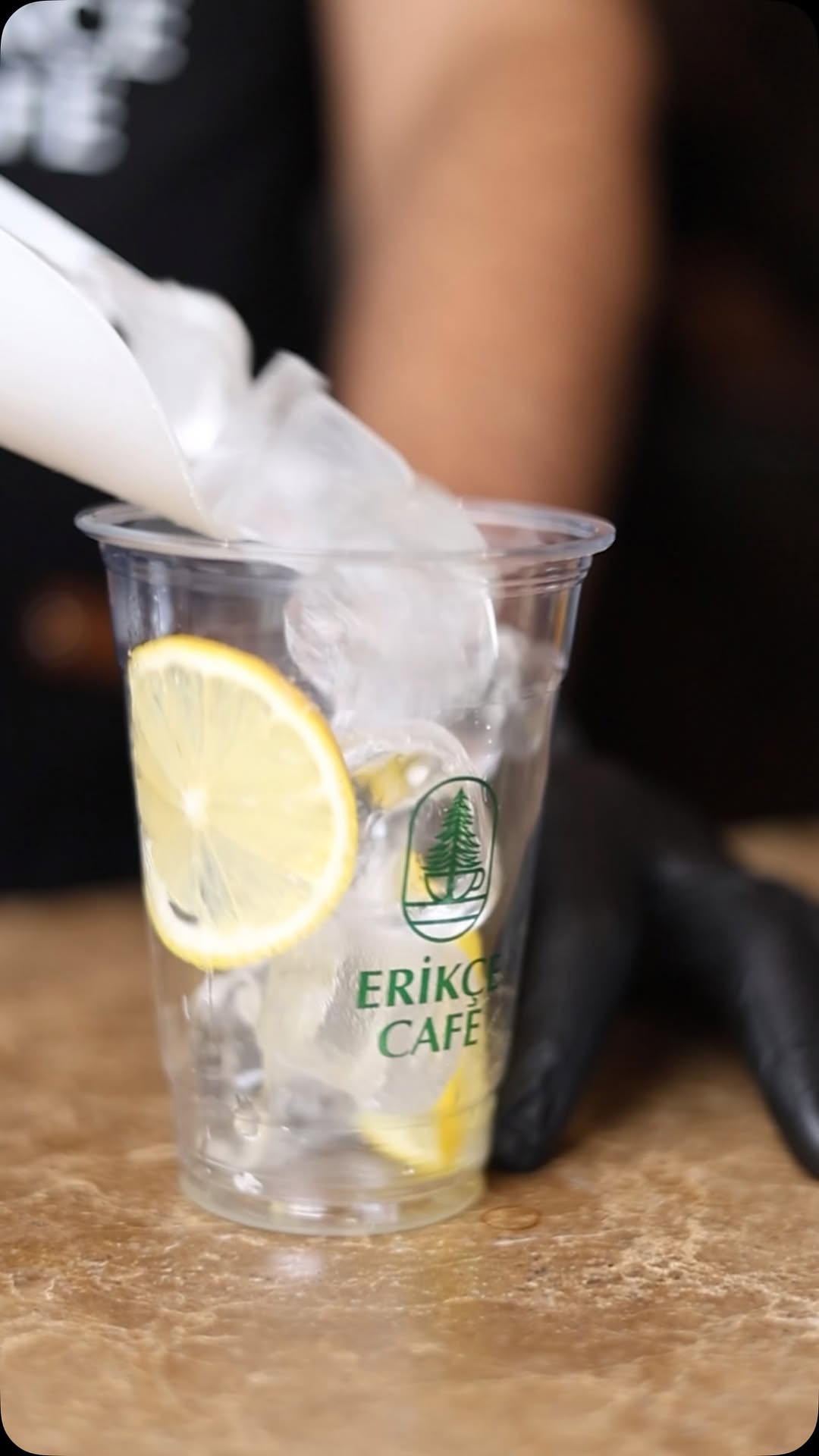 Erikçe Cafe: professional shot of drink preparation