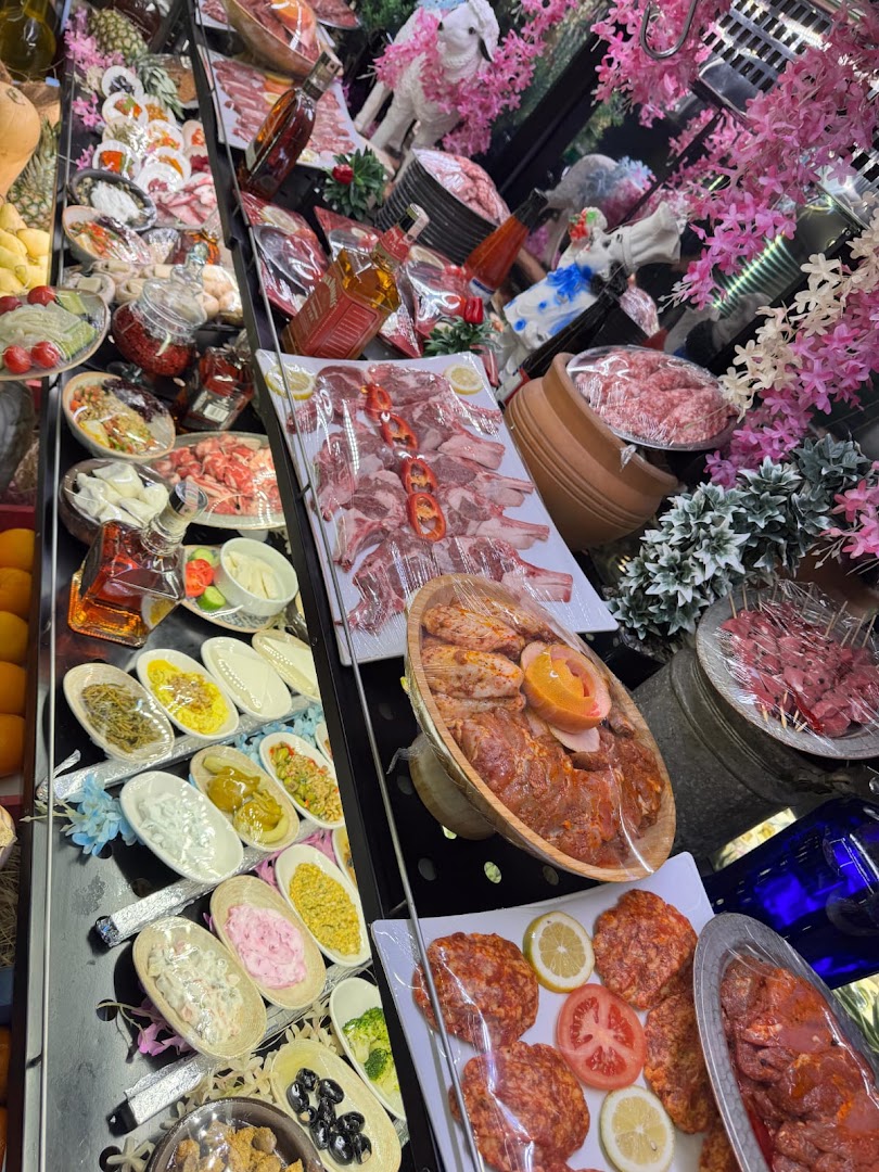 Gece Gündüz Bistro Meyhane: appetizing display of restaurant food