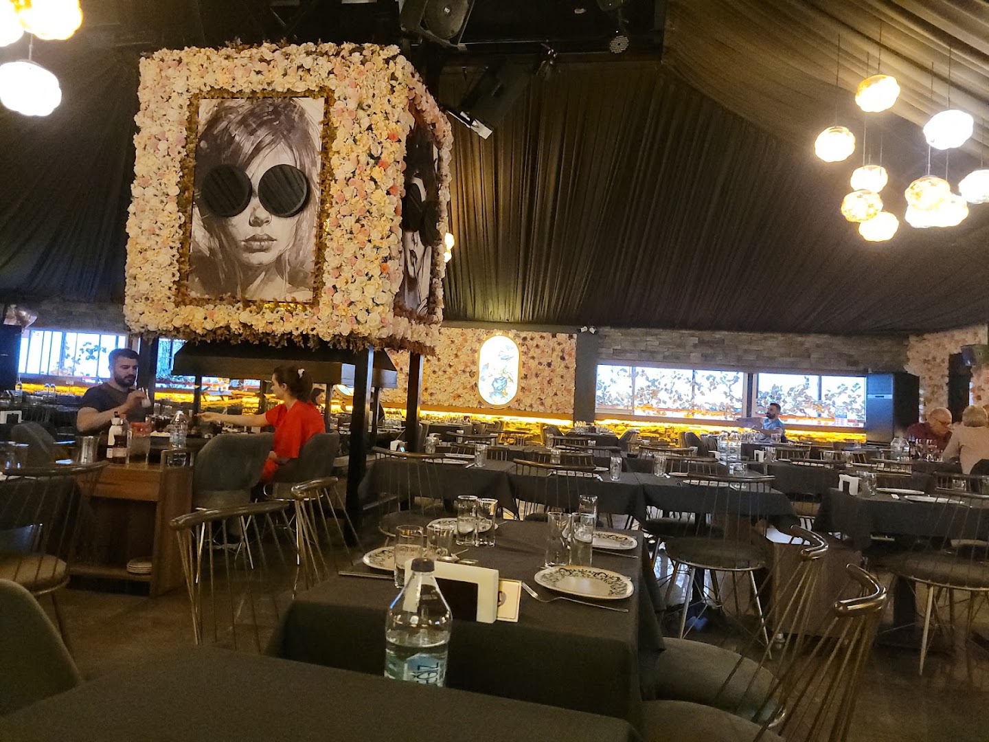 Gece Gündüz Bistro Meyhane: restaurant interior and atmosphere