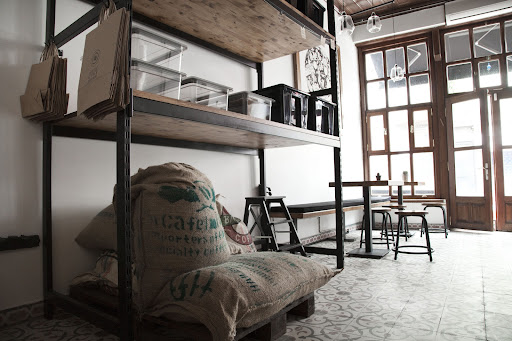 Coffee Department Balat: venue interior and atmosphere