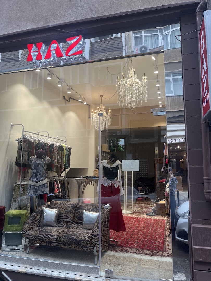 Haz Vintage: clear, inviting storefront display photo
