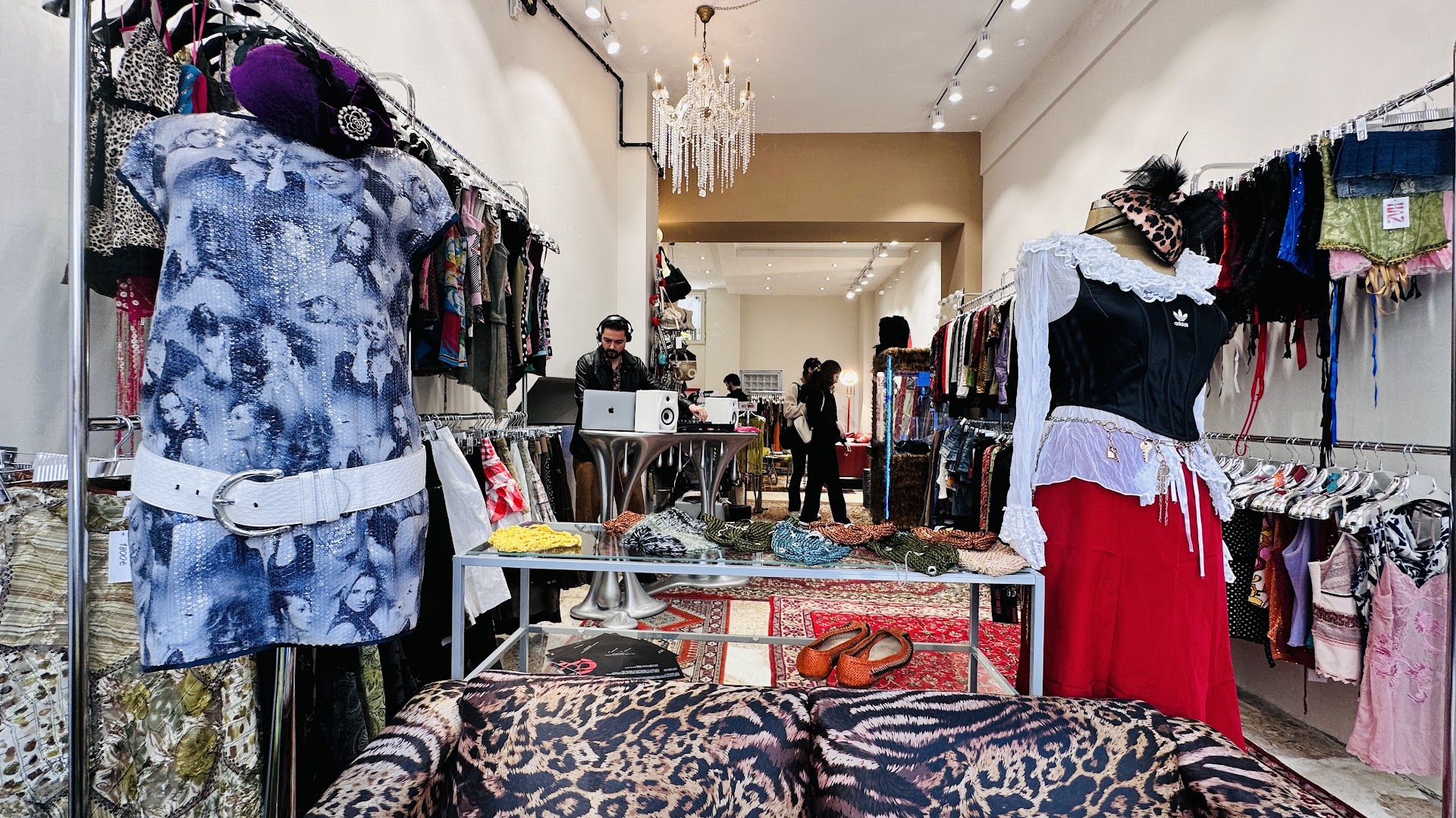 Haz Vintage: clear, inviting shop interior display