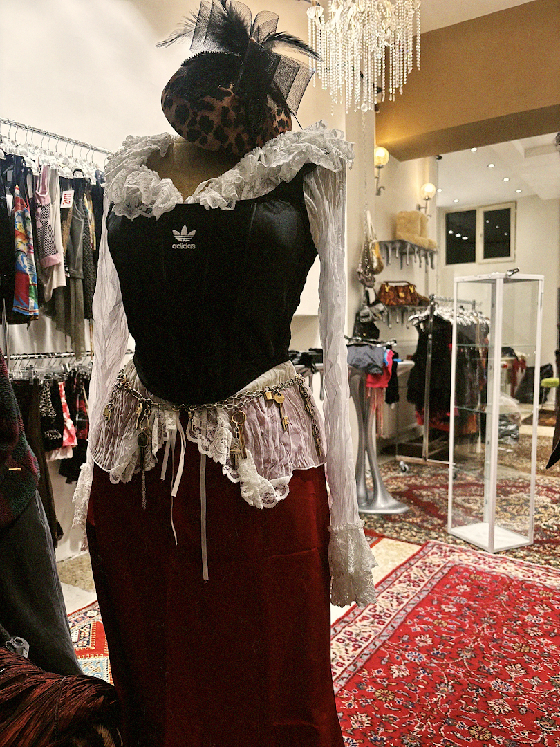 Haz Vintage: clear display of shop merchandise