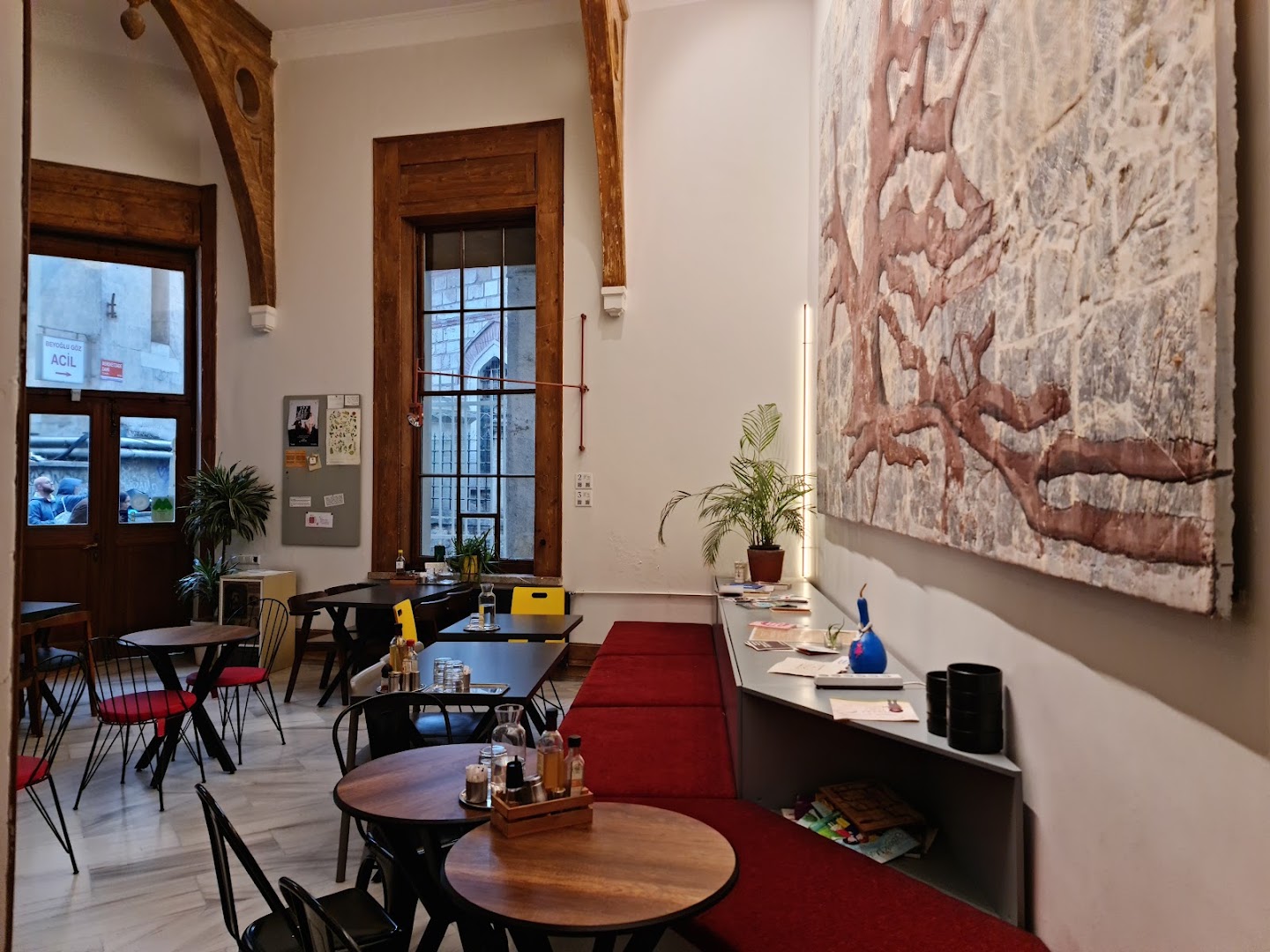 Postane: clear, inviting interior atmosphere