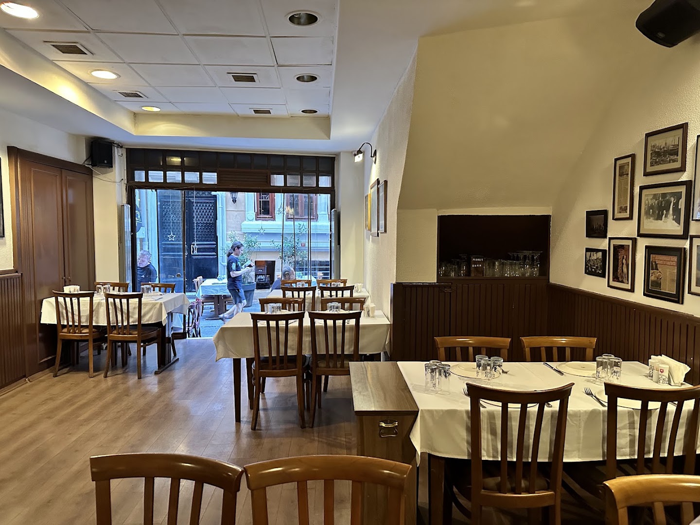 Refik: clear, inviting interior atmosphere