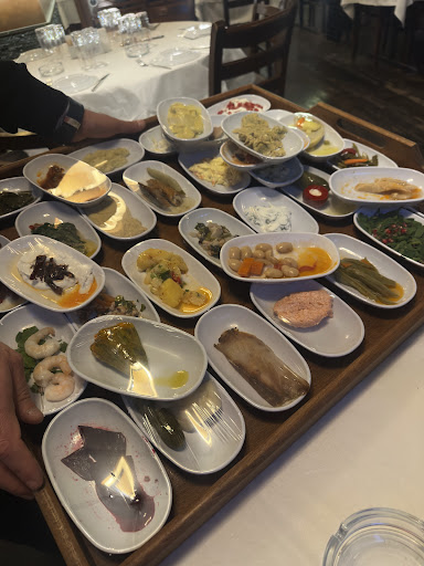 Yakup 2: appetizing display of meze selection