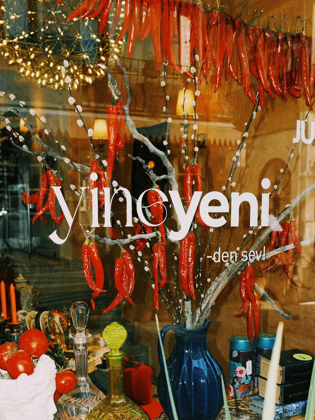 YineYeni: attractive shop window display