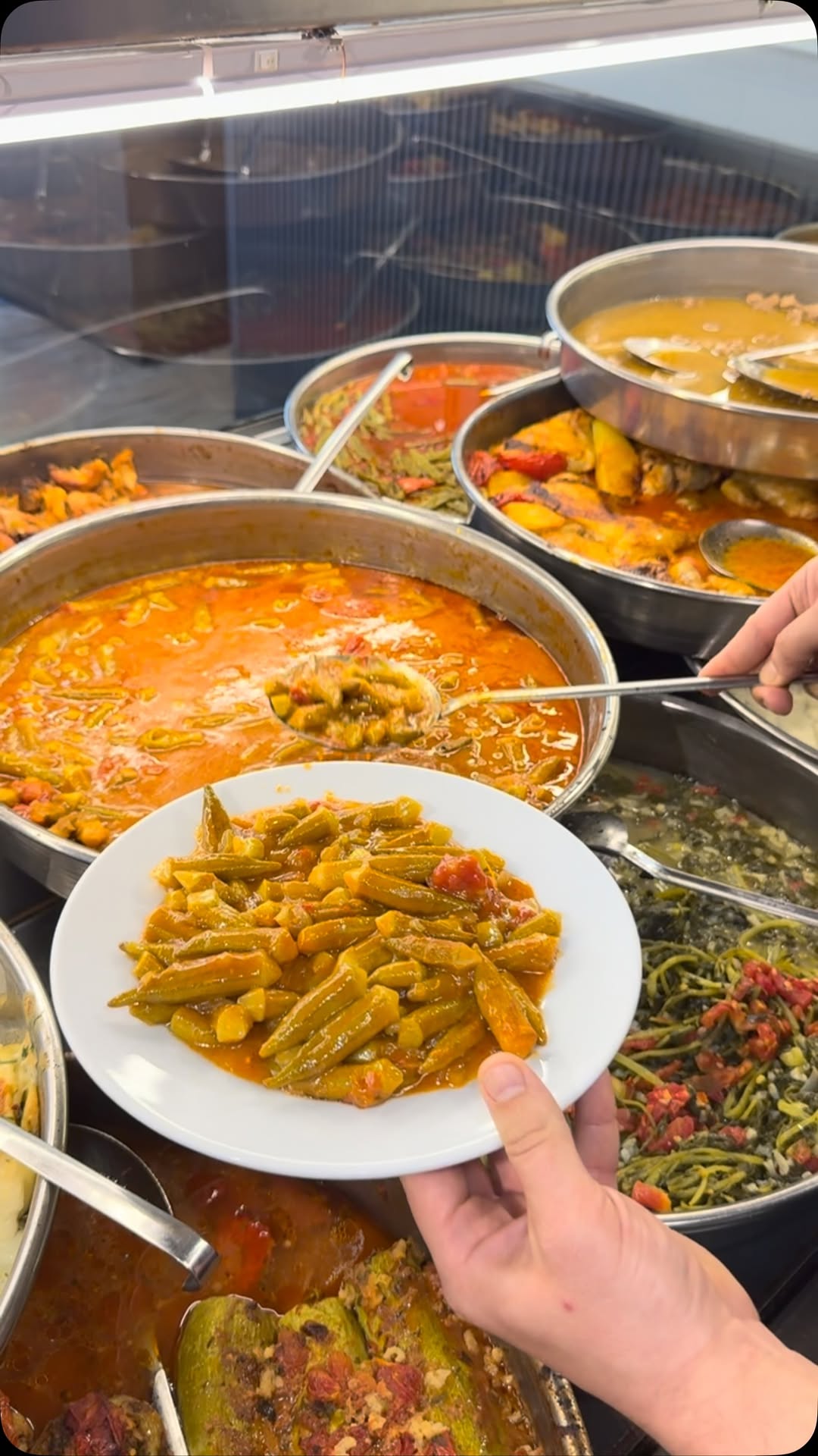 Adil Müftüoğlu: appetizing food display and service
