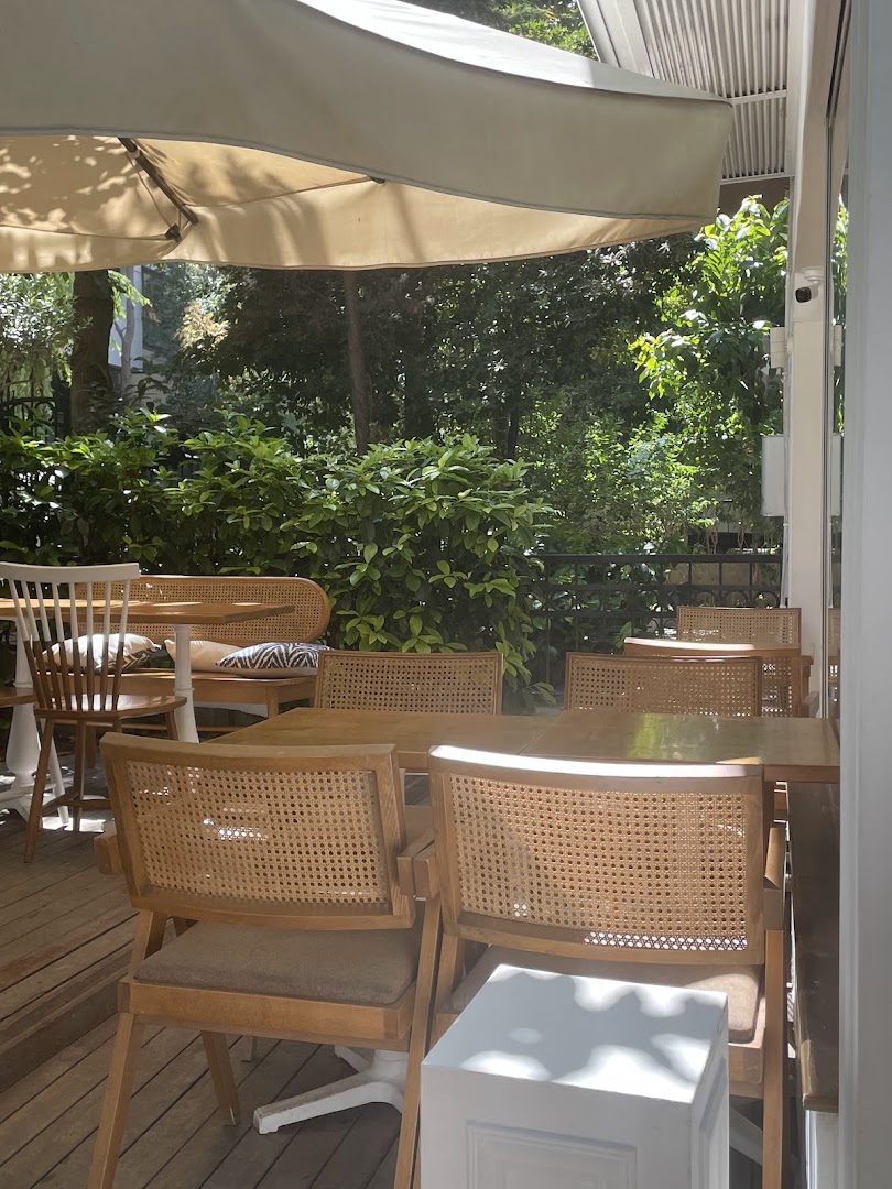 By Melly: inviting and well-lit terrace atmosphere