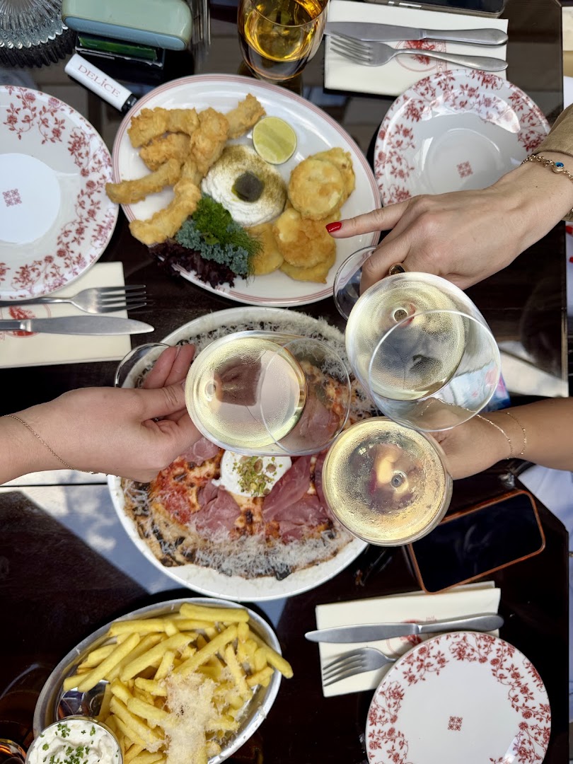 Delice Alsancak: appealing social dining atmosphere