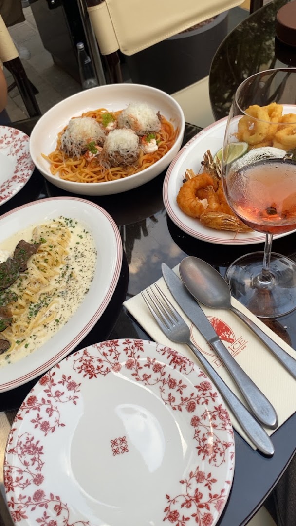 Delice Alsancak: appetizing food and drink presentation