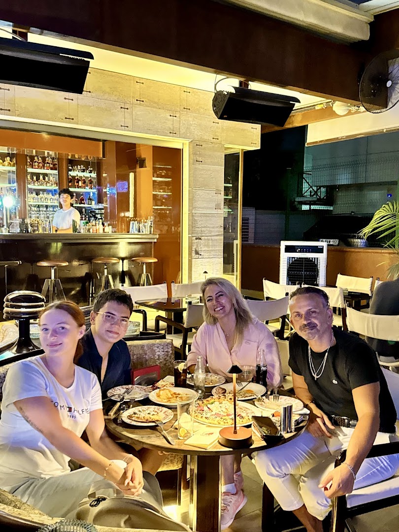 Delice Alsancak: inviting atmosphere with happy customers
