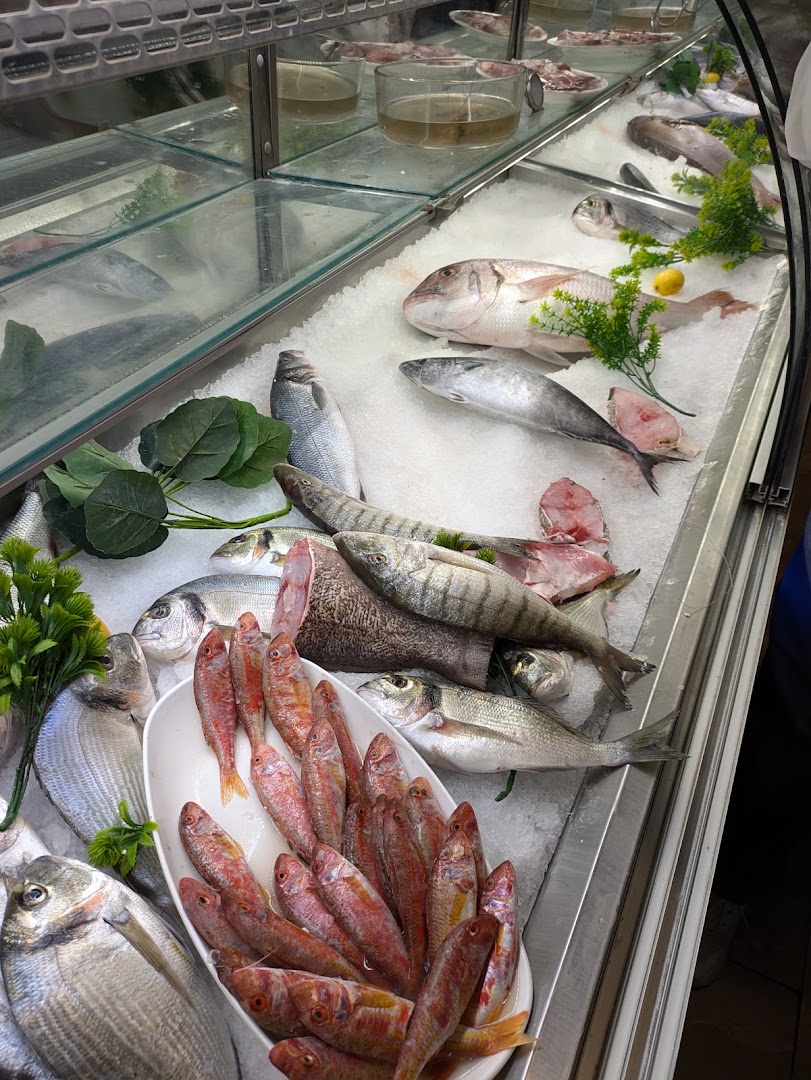 Gümüş Balık: fresh fish display showcases quality