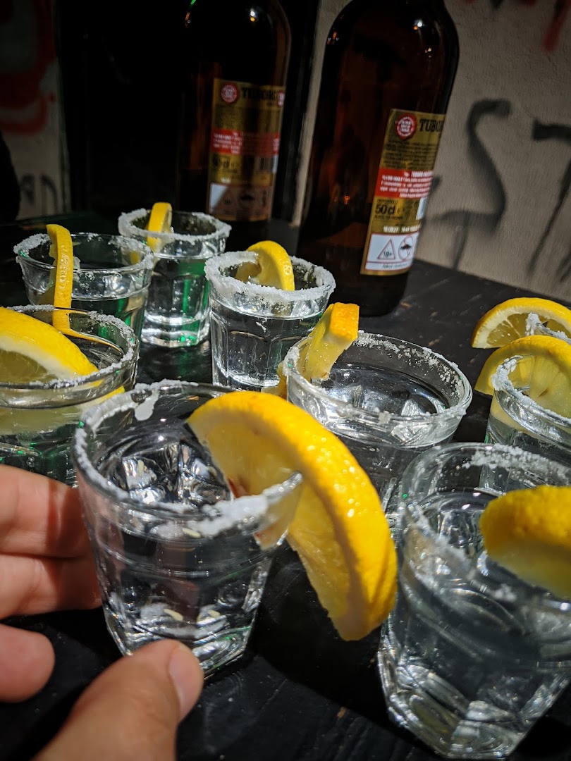 Şımarık Meyhane: appetizing shot of drinks served