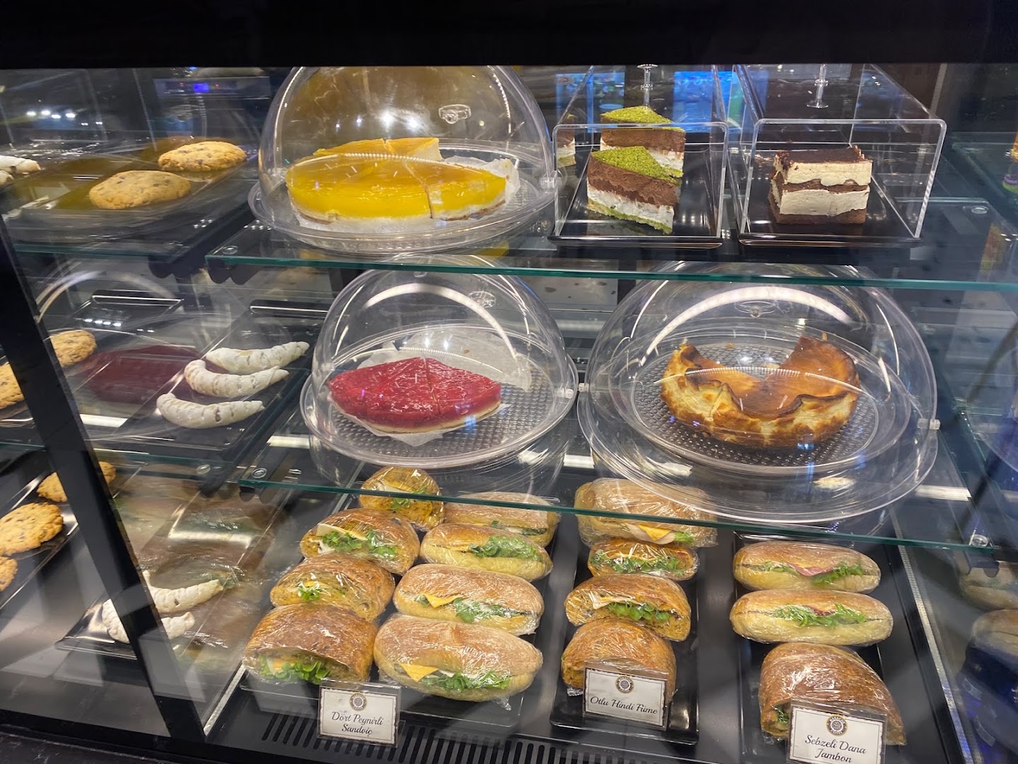 Marache Coffee: clear display of fresh food