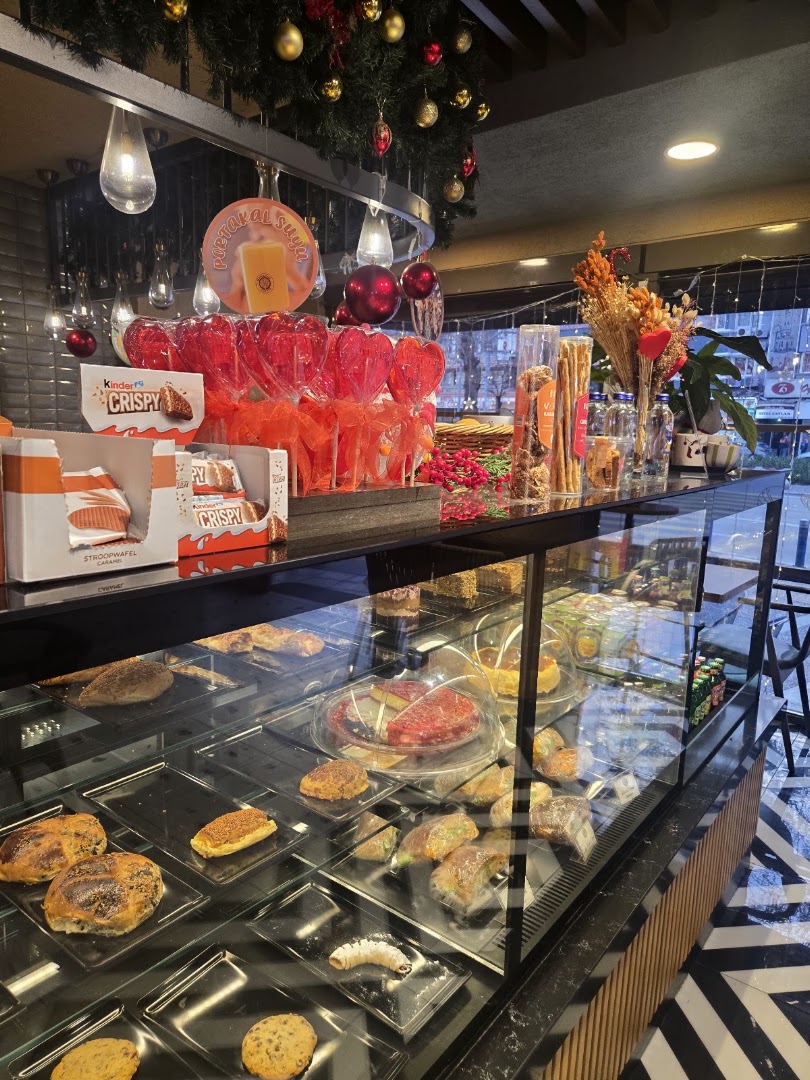 Marache Coffee: appetizing display of cafe products
