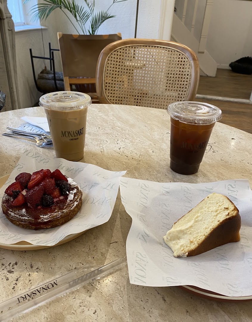 Monas Art Coffee Bakery: appetizing food and drink presentation