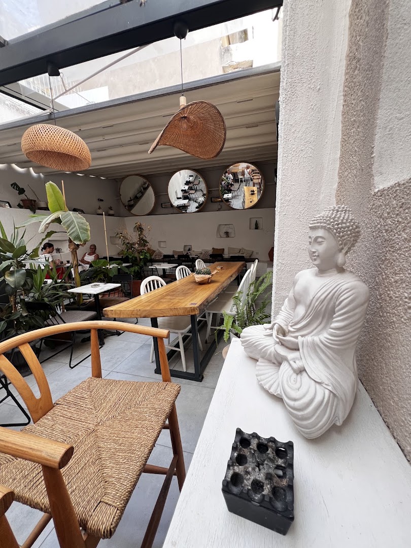 Monas Art Coffee Bakery: inviting and clear venue interior