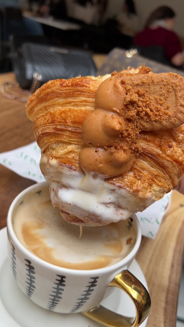 Monas Art Coffee Bakery: appetizing food and drink photo