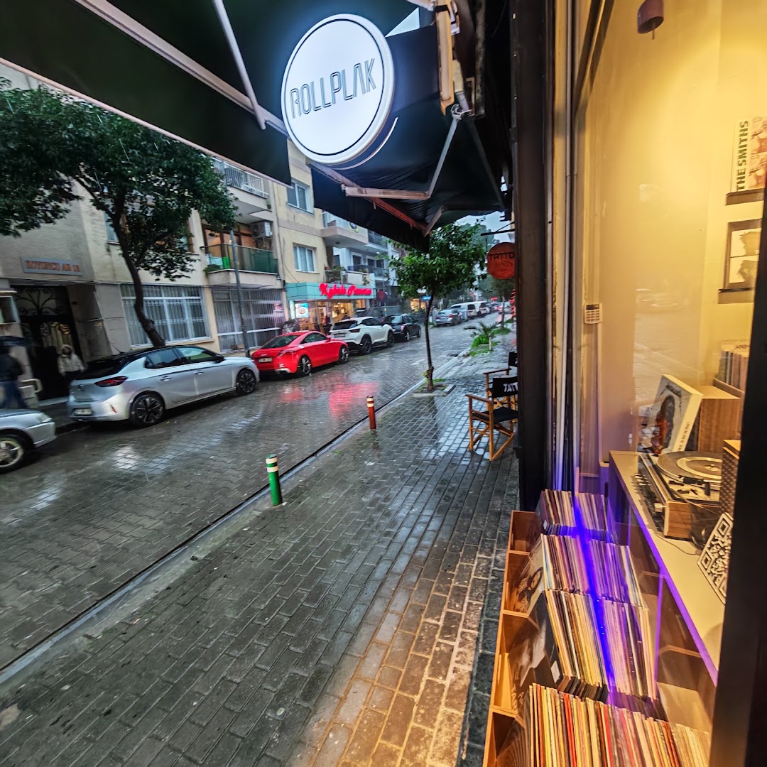 Roll Plak Karşıyaka: clear storefront and inviting atmosphere