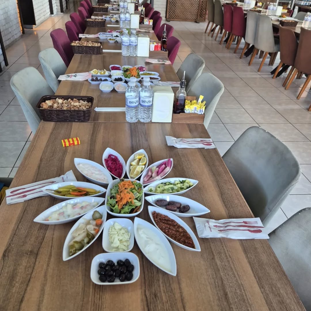 Has Paça Lokantası: appetizing food display and atmosphere