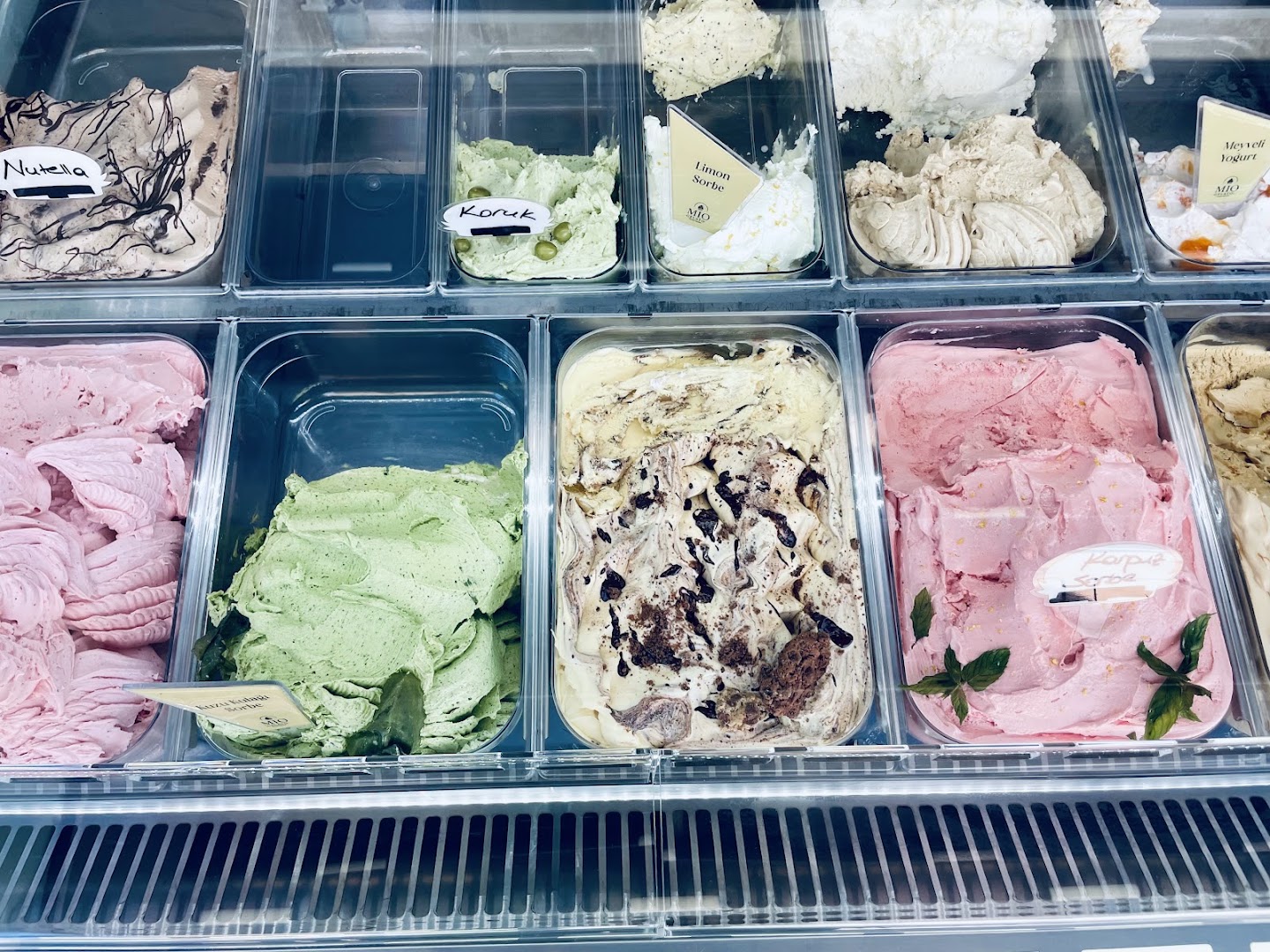 Mio Gelato: clear display of gelato products