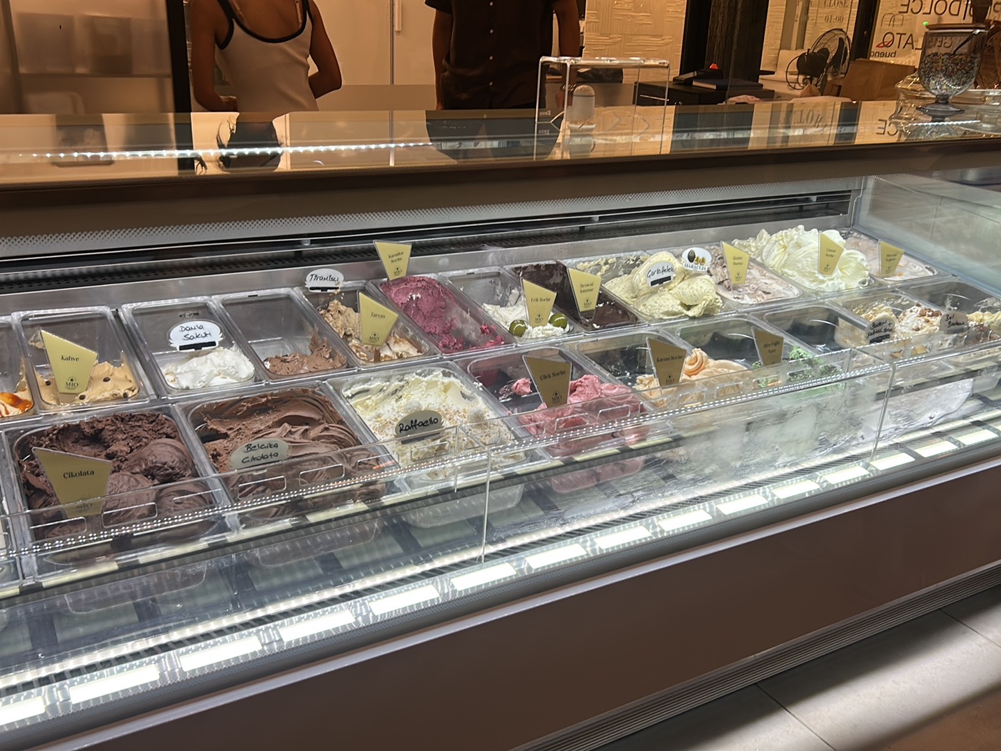 Mio Gelato: clear display of gelato products