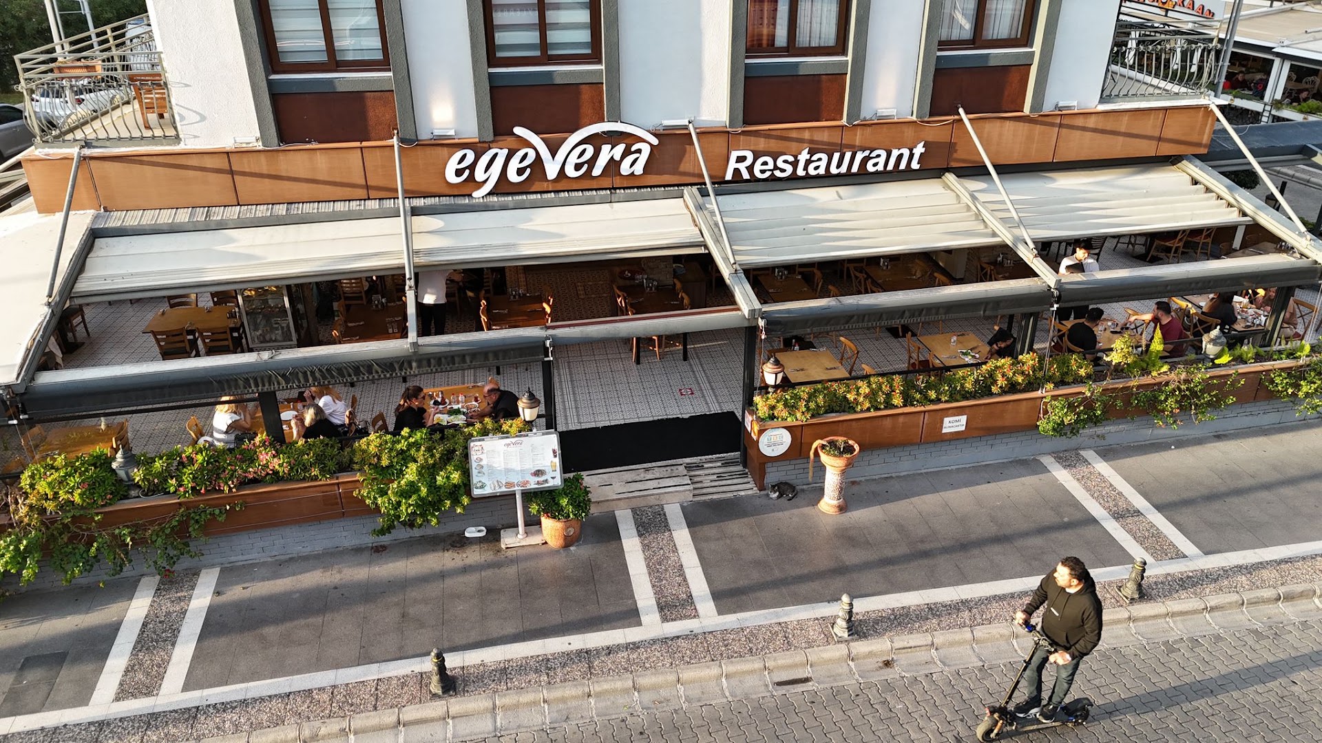 EgeVera: clear exterior view of restaurant