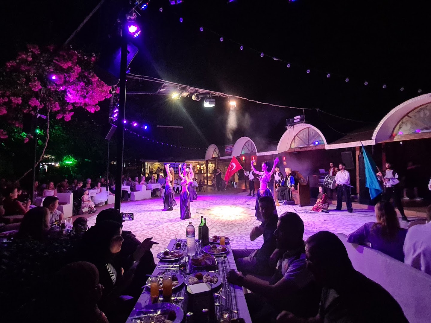 Kervansaray Marmaris: lively restaurant atmosphere