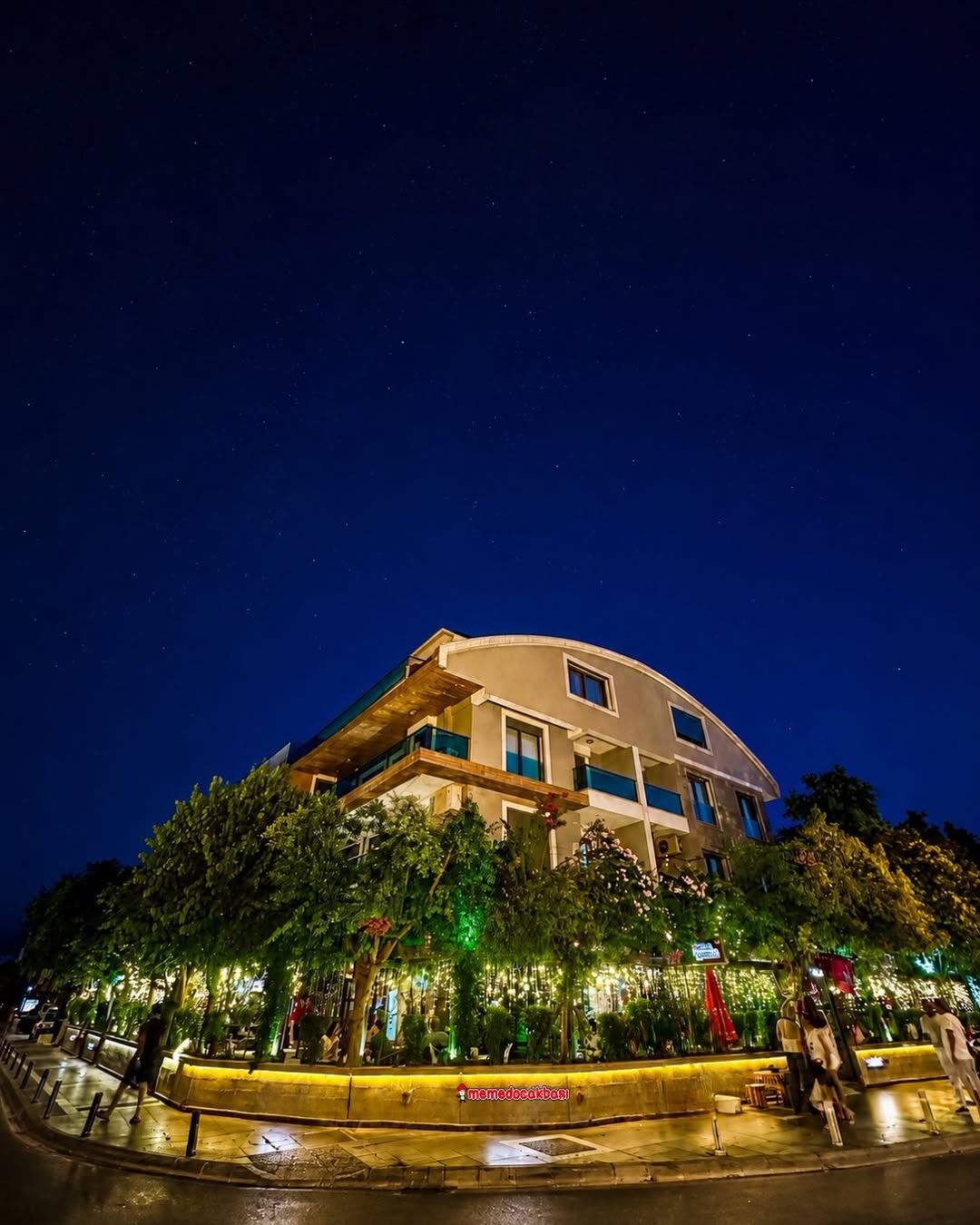 Mahal Ocakbaşı: attractive exterior night shot